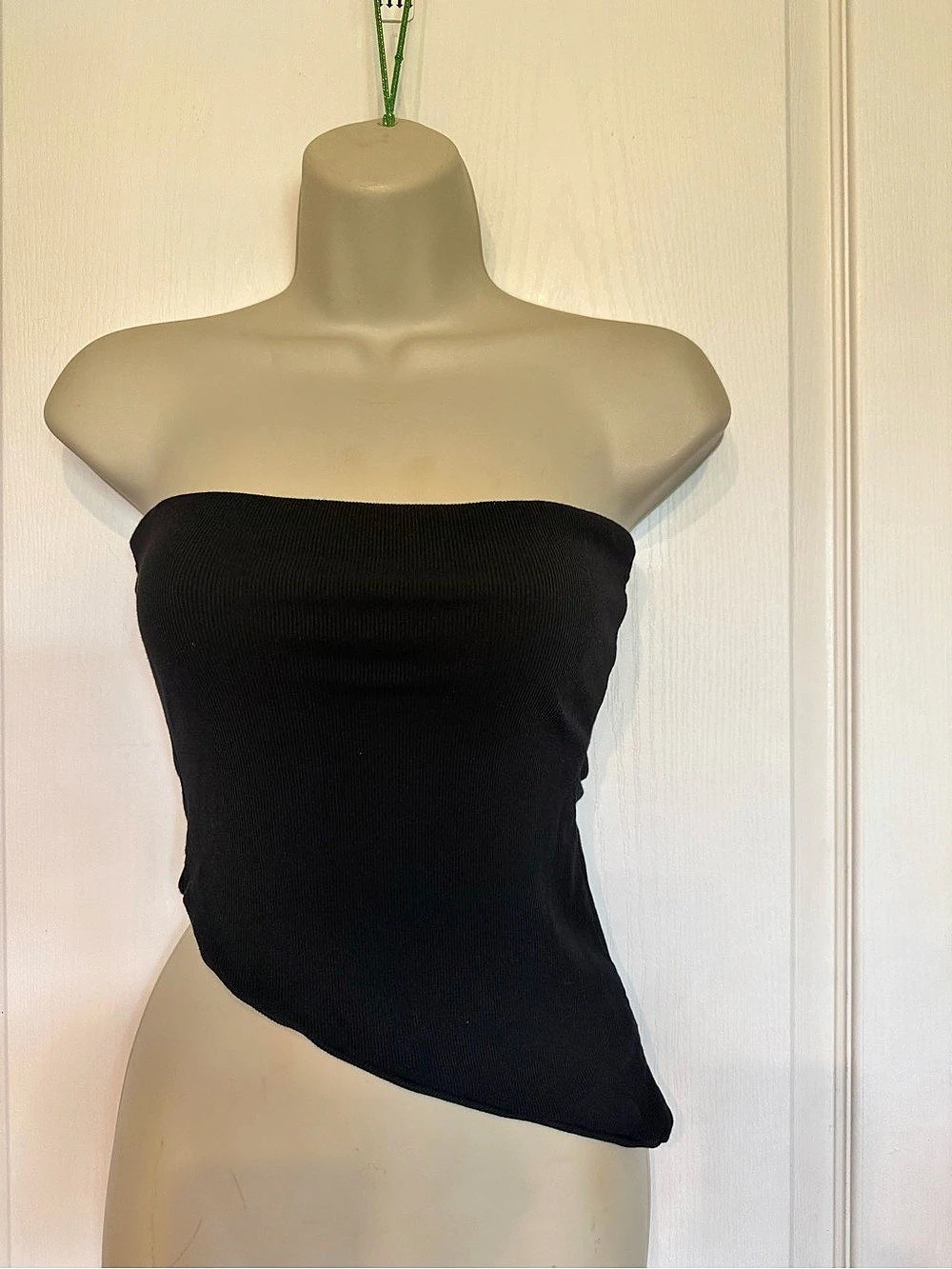Forever 21 Women's Black Asymmetrical Crop Top Size Medium